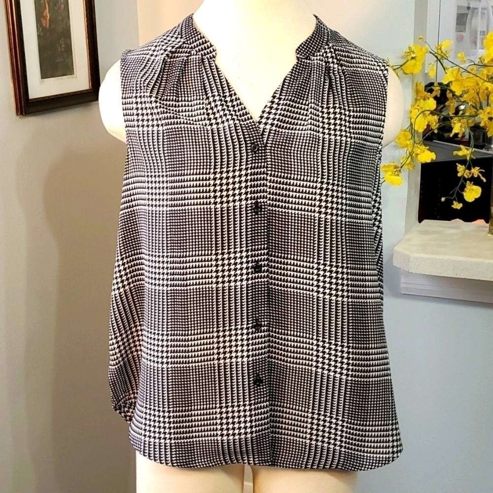 By design Chico, black houndstooth sleevless button down blouse, small.‎